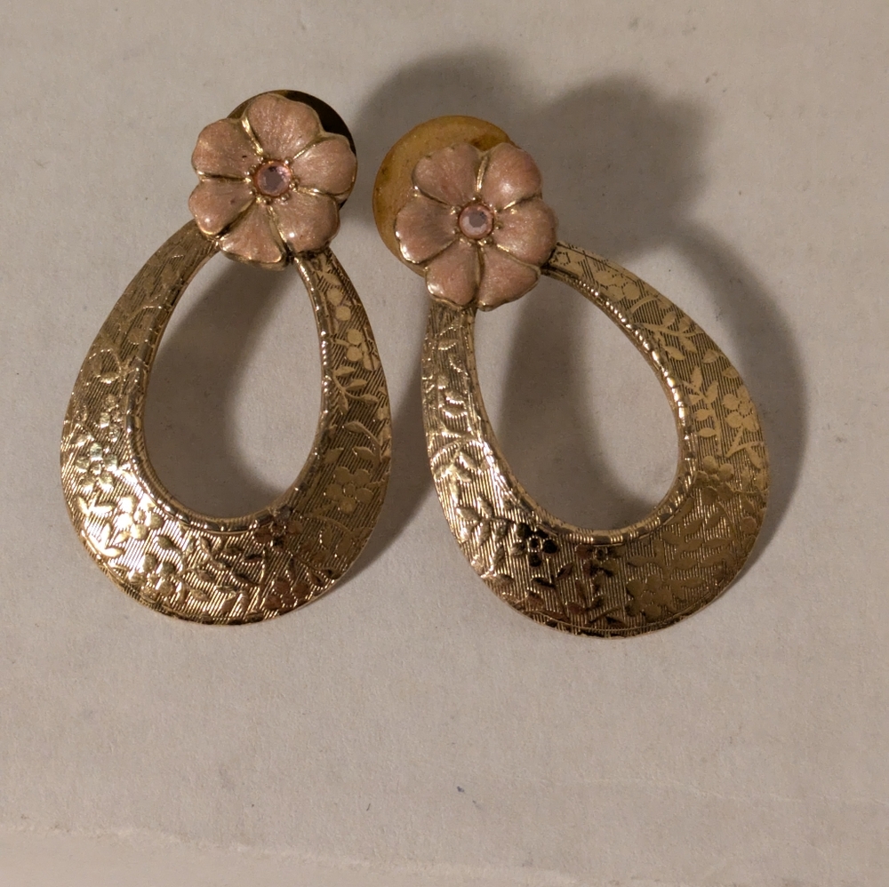 Monte gold tone with peach enamel flower pierced earrings